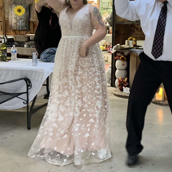 Wedding dress - Picture 3 of 3